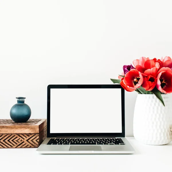 Home Office Háttér Másolási Hely Kigúnyolják Laptop Tulipán Virágok Csokor — Stock Fotó