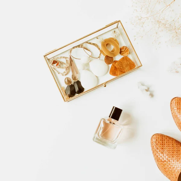 Vrouwelijke Mode Compositie Met Stijlvolle Accessoires Lederen Schoenen Oorbellen Parfum — Stockfoto