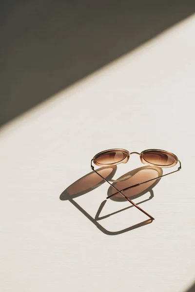 Moderne Sonnenbrille Für Frauen Auf Weißem Tisch Modeblog Held Header — Stockfoto