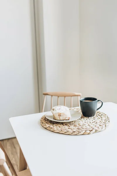 早晨早餐 桌上有咖啡和蛋糕 最小室内设计理念 — 图库照片