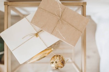 Noel, yeni yıl, hediye kutuları ve altın Noel baloları. Minimum kış tatili şenlik kompozisyonu. Düz yatış, üst görünüm