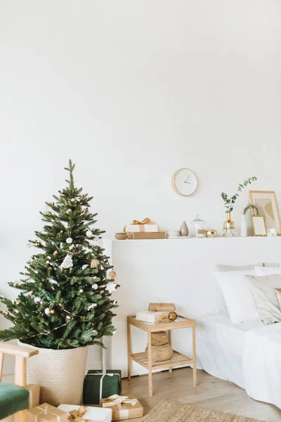 Quarto Moderno Decorado Estilo Natal Ano Novo Com Brinquedos Presentes — Fotografia de Stock