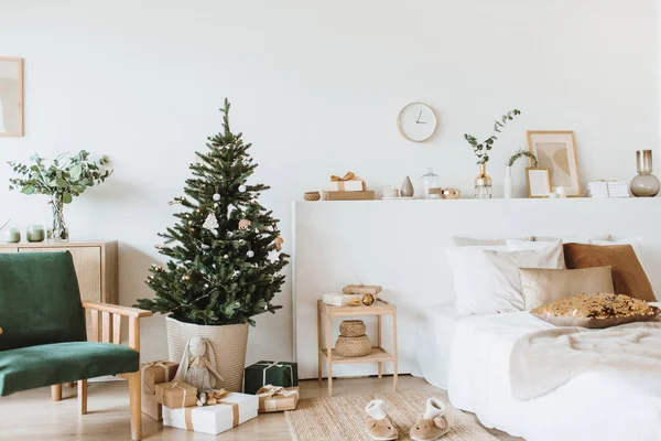 Skandinavischen Innenarchitektur Wohnungen Weihnachts Neujahrsstil Mit Spielzeug Geschenken Tannenbaum Dekoriert — Stockfoto