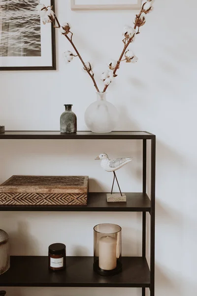 Moderne Scandinavische Woonkamer Met Mooie Details Zoals Zwarte Planken Vazen — Stockfoto