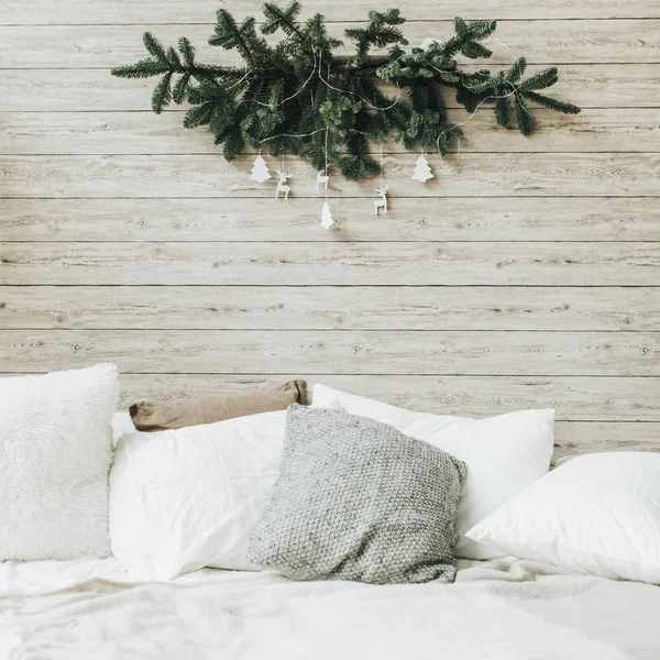 Composição Natal Ano Novo Quarto Cama Escandinavo Com Linho Branco — Fotografia de Stock