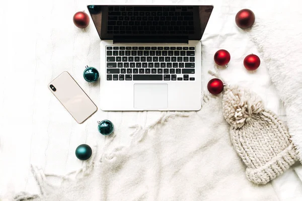 Vánoční Novoroční Skladba Plocha Výhled Shora Laptop Mobil Ležící Bílé — Stock fotografie