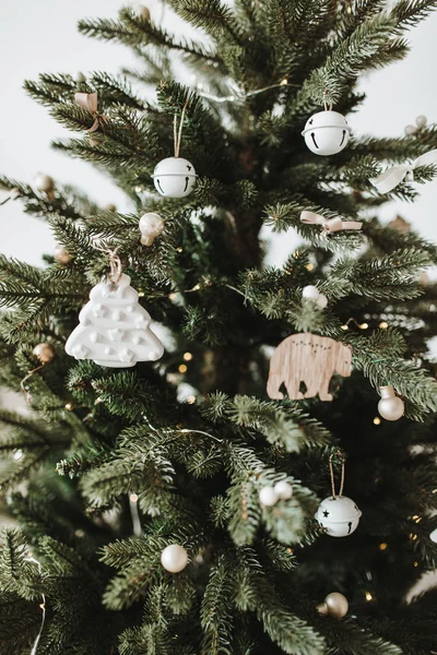 Weihnachts Neujahrskomposition Mit Festlichem Tannenbaum Geschmückt Mit Spielzeug Geschenken Kugeln — Stockfoto