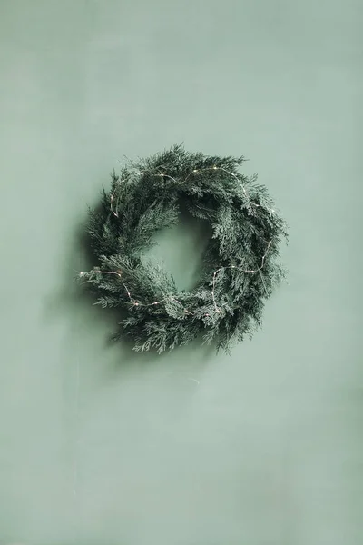 クリスマス 新年の作曲 クリスマスツリー 淡い緑の壁に対するモミの枝で作られたお祭りの花輪 最低冬休みのコンセプト — ストック写真