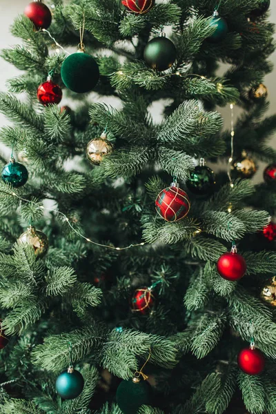 新年作文 用红色 绿色玩具 球和花环装饰的圣诞冷杉树做的衣服 寒假概念 — 图库照片