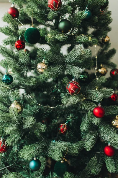 クリスマス 新年の作曲 豪華な赤 緑のおもちゃ ボールとガーランドで飾られたクリスマスモミの木の閉鎖 冬休みのコンセプト — ストック写真