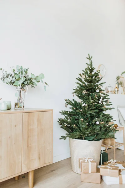 Jul Nyårskomposition Vardagsrum Med Festligt Gran Träd Dekorerad Med Leksaker — Stockfoto