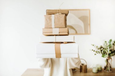 Noel / Yeni Yıl kompozisyonu. El yapımı kış tatili, kadınların elinde hediye kutuları. Kutlama konsepti.