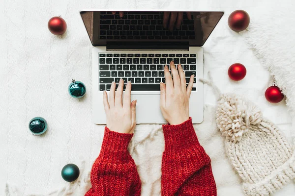 Weihnachts Neujahrskomposition Flache Lage Draufsicht Junge Frauenhände Rotem Strickpullover Tippen — Stockfoto