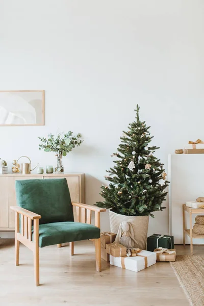 Skandinavischen Innenarchitektur Wohnungen Weihnachts Neujahrsstil Mit Spielzeug Geschenken Tannenbaum Dekoriert — Stockfoto