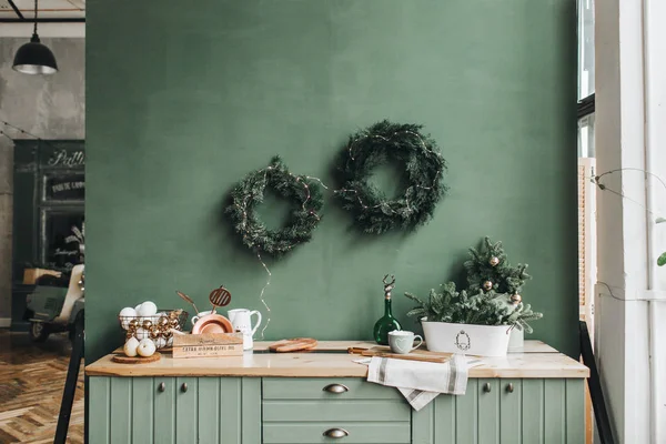 Weihnachts Neujahrskomposition Festlicher Weihnachtsschmuck Der Küche Mit Handgefertigten Kränzen Aus — Stockfoto