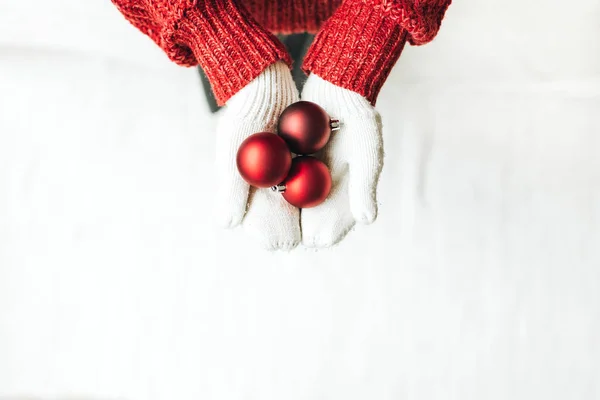 Natal Ano Novo Composição Xmas Jovem Mulher Camisola Malha Vermelha — Fotografia de Stock