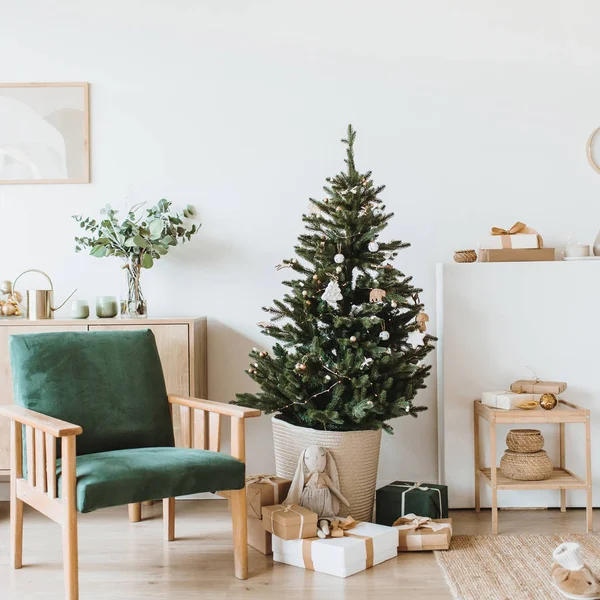 Modern Inredning Vardagsrum Med Jul Nyår Dekorationer Leksaker Presenter Gran — Stockfoto