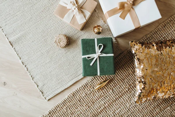 Cajas Regalo Navidad Año Nuevo Con Lazos Vacaciones Invierno Regalos — Foto de Stock