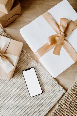 Noel 'in Düzlüğü, Yeni Yıl hediye kutuları. Boş fotokopi alanı olan akıllı telefon. Minimum kış tatili şenlik ortamı. Üst görünüm.