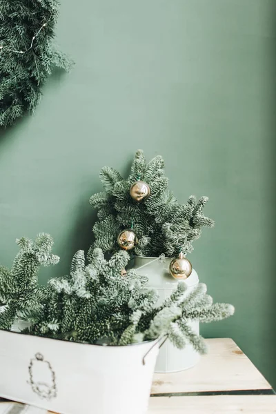 Новогодняя Композиция Праздничный Стол Еловыми Ветвями Золотыми Шариками Против Бледно — стоковое фото