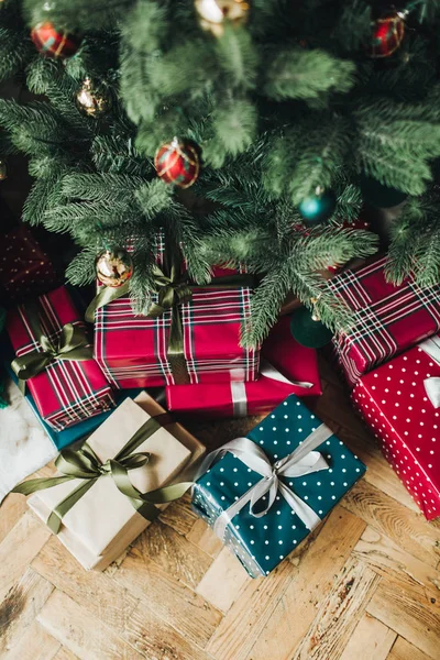 Composição Natal Ano Novo Caixas Presente Artesanais Festivas Embrulhando Papel — Fotografia de Stock