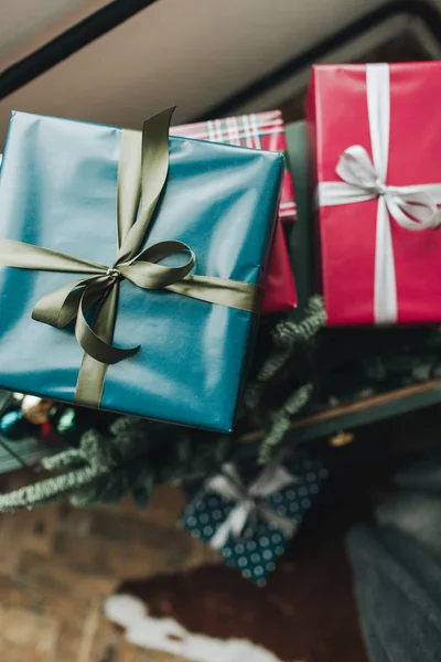 新年作文 节日用手工制作的礼品盒 用蓝色和红色的彩色纸包裹 用绿色和灰色的缎带 平躺在地上 尽收眼底 寒假概念 — 图库照片