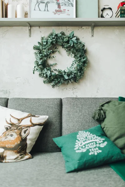 Weihnachts Neujahrskomposition Skandinavische Wohnung Mit Weihnachtskranz Aus Tanne Und Eukalyptus — Stockfoto