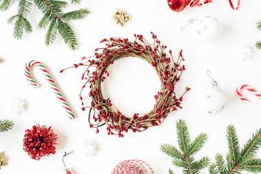 Noel / Yeni Yıl kompozisyonu. Fotokopi alanı, köknar dalları, Noel mücevherleri, beyaz arka planda süslemeler. Düz yatış, üst manzara renkli bayram konsepti.