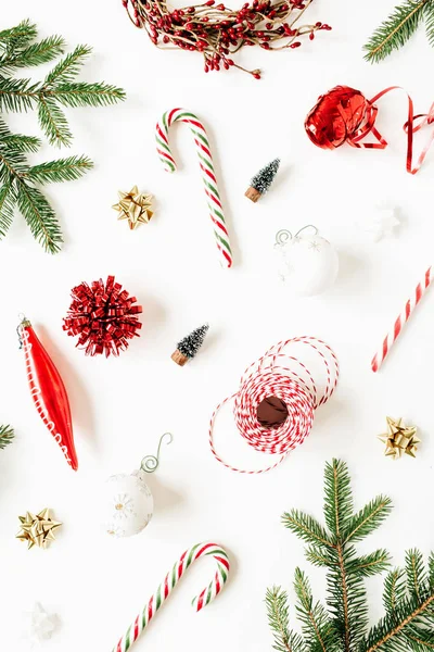 モミの枝 クリスマスの泡 お菓子 白い背景の装飾とクリスマス 新年の組成物 フラットレイアウト トップビューカラフルなお祝いの休日のコンセプト — ストック写真