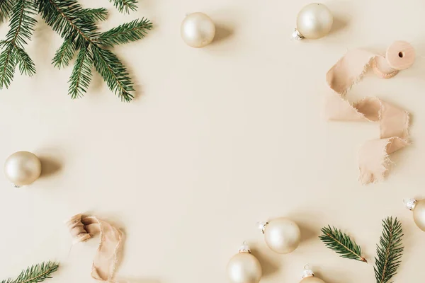 新年假期作文 在米色背景上用冷杉针枝 彩带和圣诞彩带做成的空白复制空间对框架进行装饰 平平静静 尽收眼底的节日理念 — 图库照片