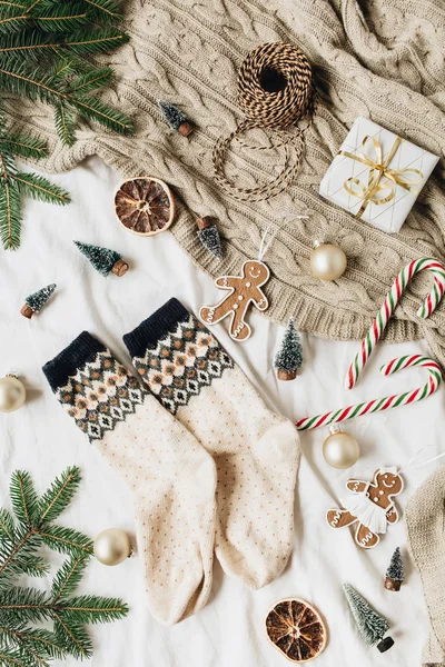 Noel Yeni Yıl Kompozisyonu Yünlü Çoraplar Hediye Kutusu Köknar Dalları — Stok fotoğraf