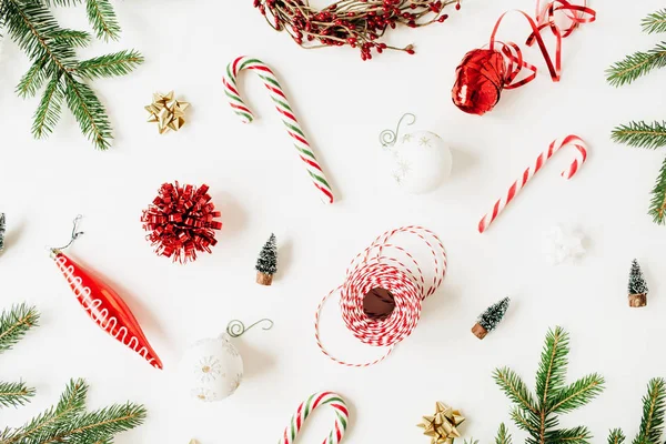 Σύνθεση Χριστουγέννων Πρωτοχρονιάς Κλαδιά Ελάτης Χριστουγεννιάτικα Στολίδια Γλυκά Διακοσμήσεις Λευκό — Φωτογραφία Αρχείου