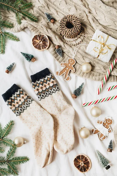 Yünlü Çoraplar Hediye Kutusu Köknar Dalları Noel Süslemeleri Zencefilli Kurabiyeler — Stok fotoğraf