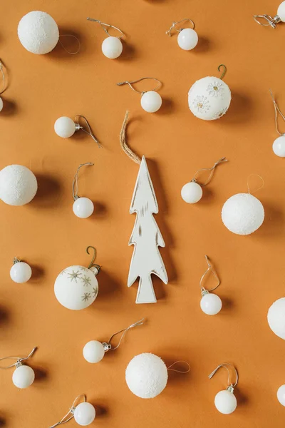 新年作文 白色的圣诞灌木 姜汁背景上的玩具冷杉 平躺在地上 俯瞰四周 — 图库照片