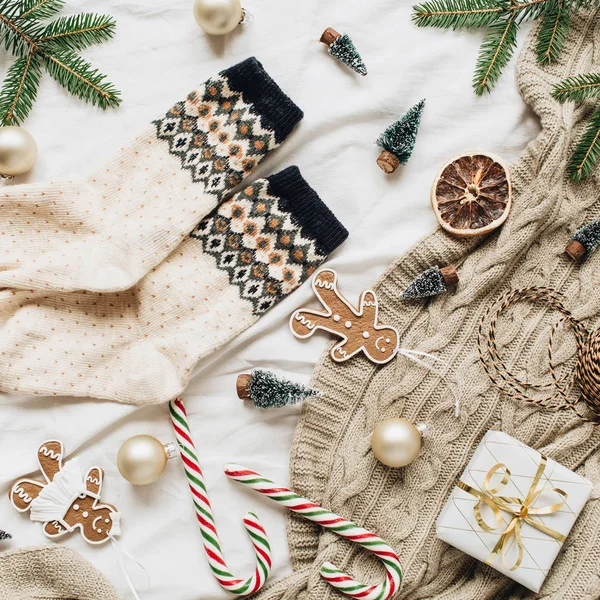 Composición Navidad Año Nuevo Calcetines Lana Caja Regalo Ramas Abeto — Foto de Stock