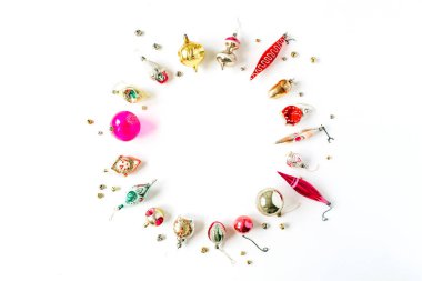 Noel / Yeni Yıl bayramı kompozisyonu. Beyaz arka planda Noel süslemelerinden yapılmış boş fotokopi alanı ile çerçeveyi düzenle. Düz konum, üst manzara şenlik konsepti.