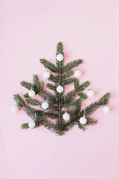 Julen Nyårssammansättningen Julgran Gran Grenar Och Dekorerad Med Grannlåt Rosa — Stockfoto