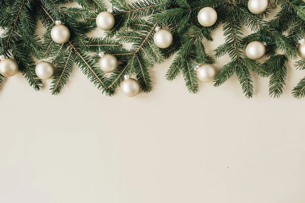 Kerstmis Nieuwjaar Vakantie Compositie Fir Naaldtakken Kerstballen Beige Achtergrond Platte — Stockfoto