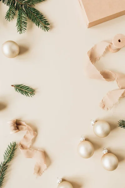 クリスマス 年末年始の構成 白のコピースペース モミの針の枝 ギフトボックス リボンとベージュの背景にクリスマスの泡でフレームをモックアップします フラットレイアウト トップビューお祝いのコンセプト — ストック写真