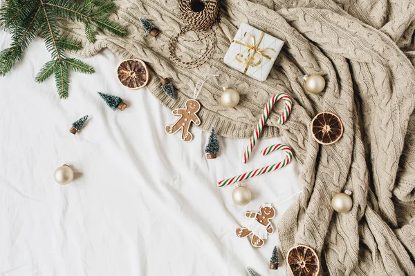 Weihnachts Neujahrskomposition Mit Geschenkschachtel Tannenzweigen Christbaumkugeln Ingwerplätzchen Stockbonbons Gestricktem Karo — Stockfoto