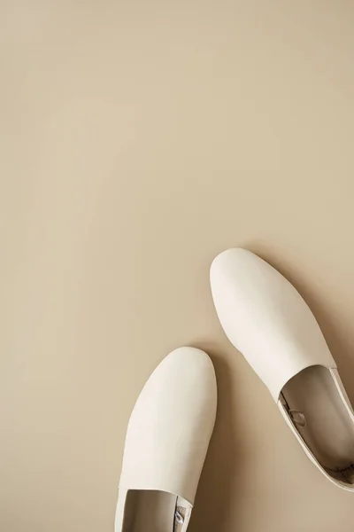 Κολάζ Μόδας Λευκές Δερμάτινες Γυναικείες Παντόφλες Ουδέτερο Μπεζ Minimal Flat — Φωτογραφία Αρχείου