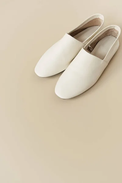 Fashion Collage Women White Leather Slippers Neutral Beige Концепция Минимального — стоковое фото