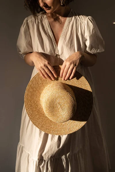 Tânăra Femeie Frumoasă Rochie Albă Rochie Soare Care Deține Pălărie — Fotografie, imagine de stoc