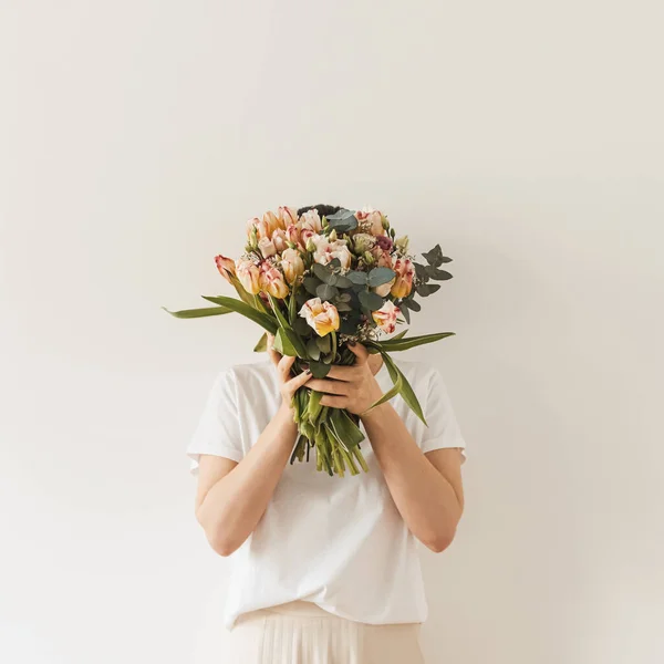 Mujer Bonita Joven Blusa Blanca Con Flores Tulipán Ramo Las — Foto de Stock