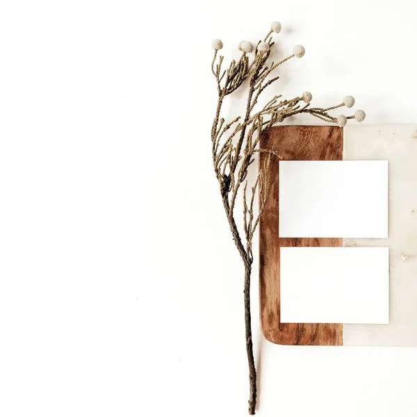 白い背景に花の枝を持つ大理石のボード上の空白の紙のカード フラットレイアウト トップビューブランディングモックアップコピースペーステンプレート — ストック写真