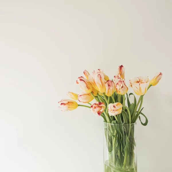 Желтый Букет Цветов Тюльпана Стеклянной Вазе Напротив Белой Стены Концепция — стоковое фото