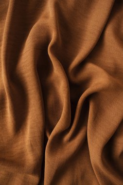 Koyu kahverengi buruşuk saten kumaş dokusu.