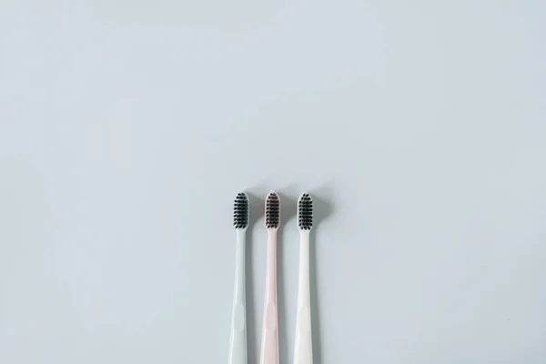 Zahnbürsten Auf Blauem Hintergrund Flache Lage Draufsicht Minimale Mundpflege Dentalhygienekonzept — Stockfoto