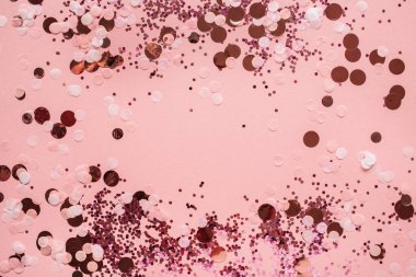 Rengarenk pembe, kırmızı parlayan konfetilerin arka planı. Tatil kavramı
