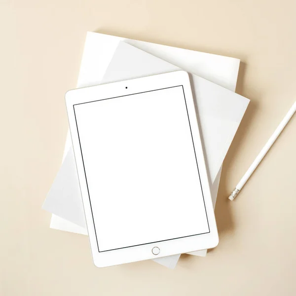 Tablet Pad Com Tela Branco Fundo Bege Flat Lay Vista — Fotografia de Stock